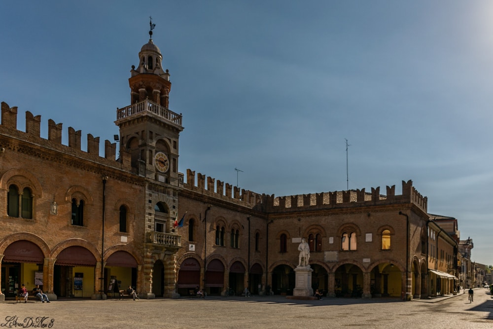 Cento piazza Guercino statua