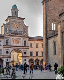 Crema Piazza Duomo e il Torrazzo, simbolo di Crema