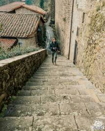 Fivizzano frazione Verrucola scalinata verso l'ingresso del castello e della chiesa