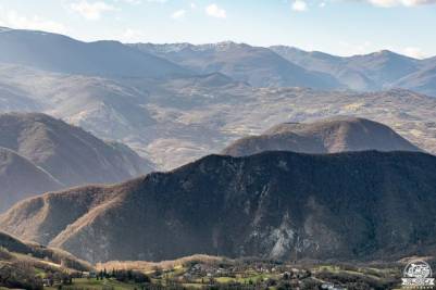 Panorama dal sentiero per salire alla cima della Pietra di Bismantova
