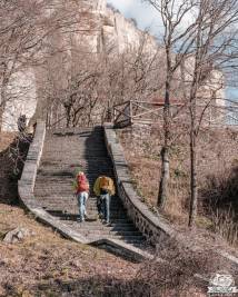 La scalinata che conduce al Rifugio e all'Eremo della Pietra di Bismantova