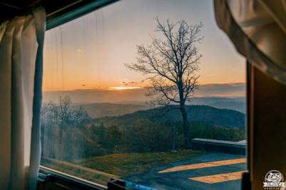 L'alba vista dal camper alla Pietra di Bismantova
